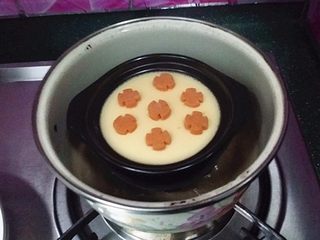 7、蒸火腿肠鸡蛋盅,待蛋液蒸制快凝固时放入火腿肠片