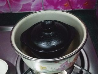 8、蒸火腿肠鸡蛋盅,加盖继续