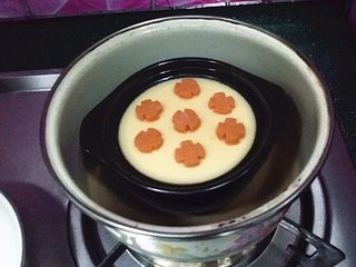 9、蒸火腿肠鸡蛋盅,约3分钟后关火取出