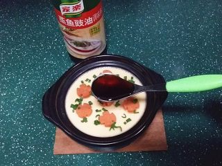 10、蒸火腿肠鸡蛋盅,表面撒些蒜花、滴入香油和蒸鱼豉油调味