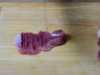 2、菠萝咕噜肉——水果入菜，一不小心却成了名菜,里脊肉切成条，用刀背拍嫩。