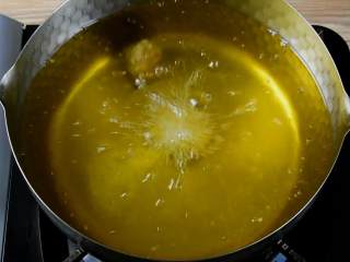 8、菠萝咕噜肉——水果入菜，一不小心却成了名菜,再用中大火复炸至金黄后捞出备用。