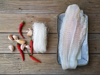 1、蒜蓉粉丝蒸鱼片,准备食材。