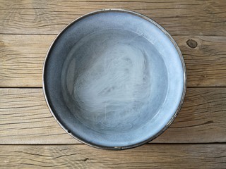 4、蒜蓉粉丝蒸鱼片,粉丝用开水泡软备用。