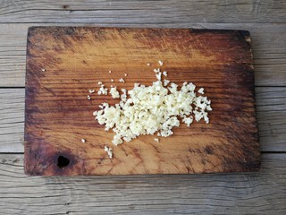 6、蒜蓉粉丝蒸鱼片,蒜去皮去蒂切成蒜末。