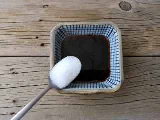 7、蒜蓉粉丝蒸鱼片,用味极鲜酱油，蚝油，白糖，调个汁（用量根据个人口味增减）。