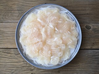 9、蒜蓉粉丝蒸鱼片,在粉丝上面铺上腌制好的鱼片。