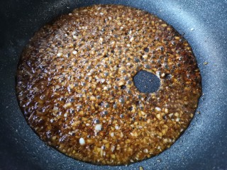 11、蒜蓉粉丝蒸鱼片,倒入调好的料汁，（可以根据需要稍微加点水）煮至汤汁浓稠即可。