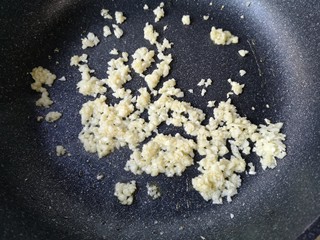 10、蒜蓉粉丝蒸鱼片,锅中适量油烧热下蒜末，爆出香味只蒜末金黄色。