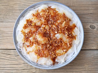 12、蒜蓉粉丝蒸鱼片,将煮好的汤汁浇在鱼片上。