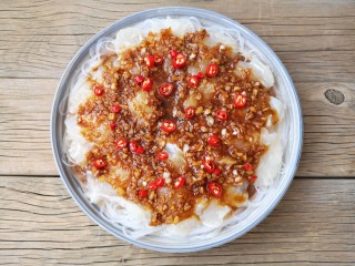 13、蒜蓉粉丝蒸鱼片,根据个人口味撒上小米辣圈。（不吃辣的宝宝们可以不加）