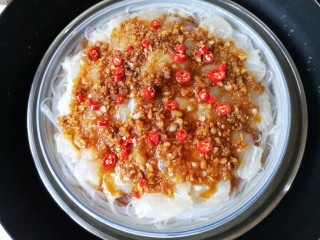 14、蒜蓉粉丝蒸鱼片,上锅隔水大火蒸5-8分钟。