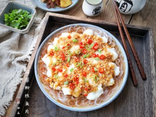 15、蒜蓉粉丝蒸鱼片,出锅趁热撒上葱绿。