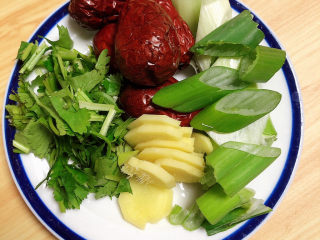 5、芋头排骨汤,配菜切好待用。