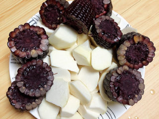 6、芋头排骨汤,黑玉米切成小段儿待用。