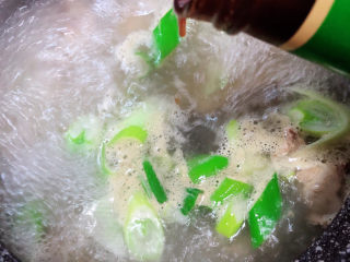 10、芋头排骨汤,再加入调料，生抽、料酒、蚝油、花椒粒。