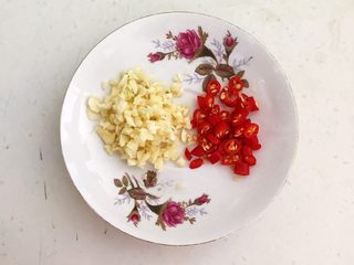 2、麻辣牛肚,把小米辣和大蒜切成末