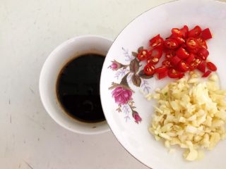 11、麻辣牛肚,加入蒜末和小米辣,小米辣要留出一半作他用