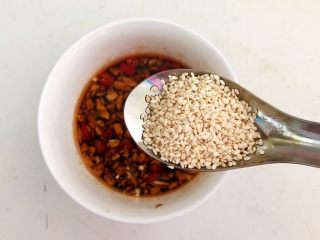 10、麻辣牛肚,加入熟白芝麻