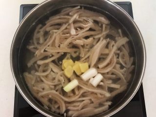 18、麻辣牛肚,加入葱姜