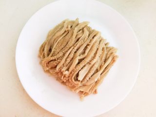 21、麻辣牛肚,把煮熟的牛肚丝捞出来放入盘里