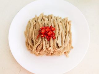 22、麻辣牛肚,加入小米辣