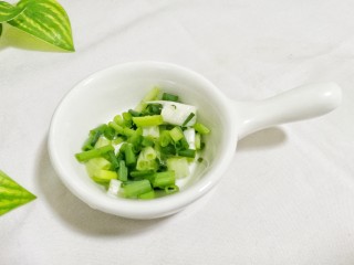 3、比肉还好吃的手撕杏鲍菇,葱切小段。