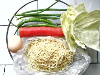 1、月半弯炒（拌）面,卷心菜、青椒、青葱、胡萝卜等食材洗净备用