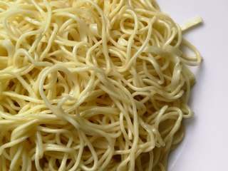 5、月半弯炒（拌）面,捞起淋少许芝麻油待用