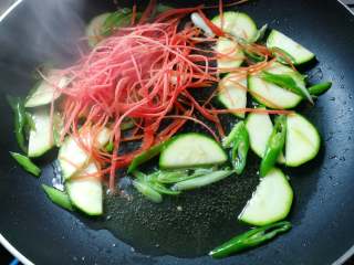 7、月半弯炒（拌）面,青椒、葱白、南瓜片翻炒出香味后，下胡萝卜丝；