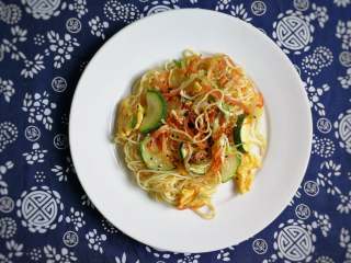 11、月半弯炒（拌）面,装盘。如若家里人口味不宜，口味较重的食客，可以在装盘后再加些辣椒油、泡椒碎、几滴酱油... ...