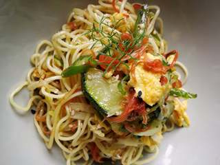 12、月半弯炒（拌）面,不同的容器盛食，会带来不同的用餐体验。在西餐里有一句话:"You first eat with your eyes"。大意是，在你用餐的时候，你的眼睛是第一个在品尝。