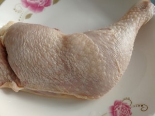 1、牙签肉,鸡全腿一个，冷水泡30分钟去血水。