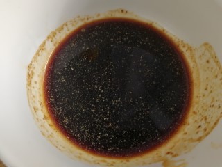 3、牙签肉,调一下腌肉料汁：料酒➕生抽➕老抽➕糖➕盐➕白胡椒粉，搅拌均匀。