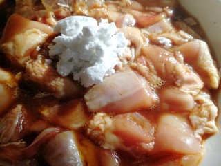 5、牙签肉,放3小勺淀粉。