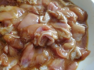 6、牙签肉,抓匀，腌制1个小时。（时间越久越入味）