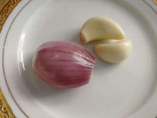 8、牙签肉,一个小圆葱，两瓣蒜。