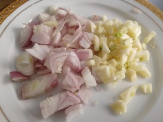 9、牙签肉,分别切碎。