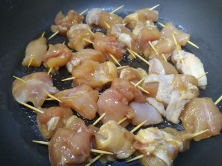 13、牙签肉,油5成热放入牙签肉，平铺锅内。