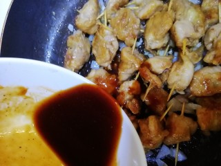 18、牙签肉,均匀淋入烹料汁。