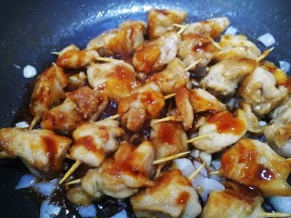 19、牙签肉,轻轻晃动平底锅，文火把料汁烹香。