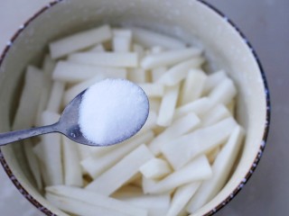 2、开胃爽脆的酸甜泡萝卜,放2勺盐抓均匀腌制1个小时。