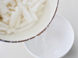 3、开胃爽脆的酸甜泡萝卜,腌好的白萝卜倒出多余的盐水，