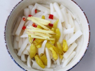 7、开胃爽脆的酸甜泡萝卜,姜丝。