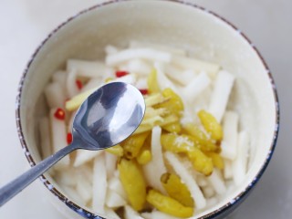 9、开胃爽脆的酸甜泡萝卜,白醋。