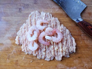 3、蒸拌鸡胸虾仁丸子——谁说要健身只能吃白水煮鸡胸肉？,青虾剥去壳，去虾线和鸡胸肉一起剁成泥（加入虾仁可使丸子口感Q弹）。