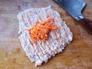 4、蒸拌鸡胸虾仁丸子——谁说要健身只能吃白水煮鸡胸肉？,加入胡萝卜碎。