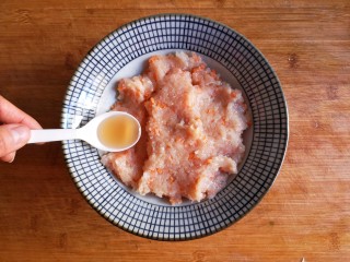 6、蒸拌鸡胸虾仁丸子——谁说要健身只能吃白水煮鸡胸肉？,在鸡胸虾仁泥中加入一勺料酒。