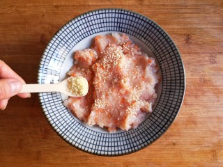 7、蒸拌鸡胸虾仁丸子——谁说要健身只能吃白水煮鸡胸肉？,加适量的盐和鸡精拌匀。
