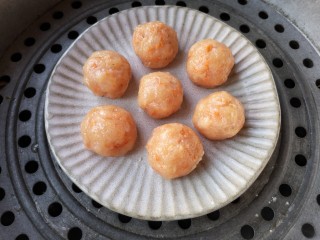 9、蒸拌鸡胸虾仁丸子——谁说要健身只能吃白水煮鸡胸肉？,将搓好的丸子放进盘中，上锅隔水蒸，开锅后再蒸10分钟即可。